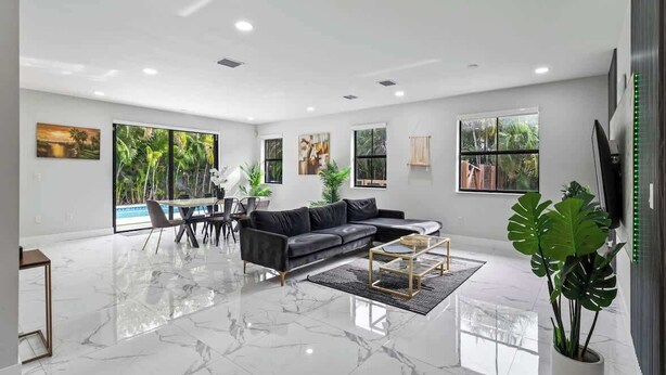 TV, offices - Villa Moonlight | Pool •Jacuzzi• BBQ• Pickleball (Miami)