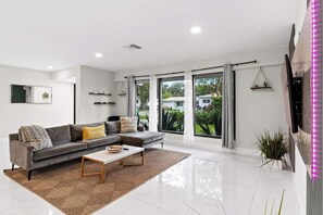 Televisión y oficina 