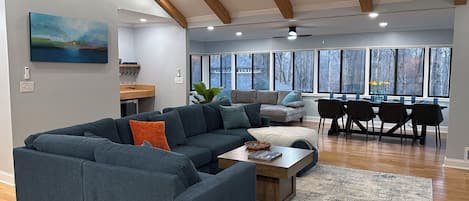 Televisión y chimenea