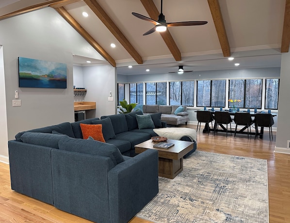 Een televisie en een open haard