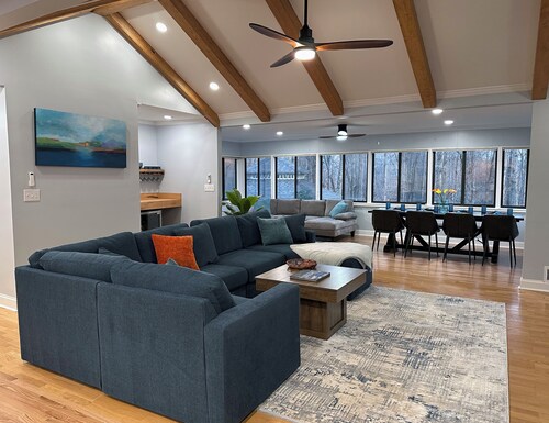 Lake Lanier  Retreat.  3 bedroom, 2 bath Sleeps 8.   Two story boat dock.