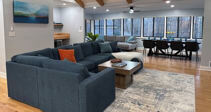 Lake Lanier Retreat. 3 bedroom, 2 bath Sleeps 8. Two story boat dock.