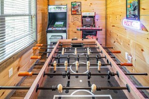 Games room - Dollywood Summer Getaway w Hot Tub, Pet Ok, Games (Sevierville)