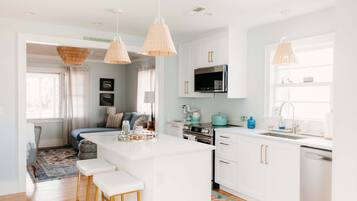 Jääkaappi, mikroaaltouuni, uuni, liesi