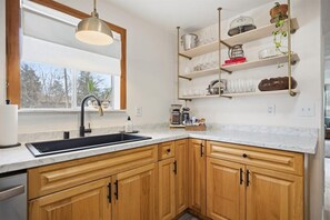 Microwave, oven, stovetop, dishwasher - Boutique 3 bedroom retreat with ensuite bathrooms, pool hall & fun amenities (Kennewick)