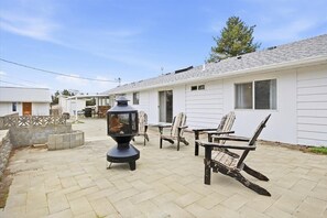 Terrace/patio - Boutique 3 bedroom retreat with ensuite bathrooms, pool hall & fun amenities (Kennewick)