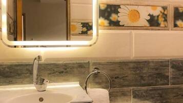 Comfort Single Room, Balcony, Garden View | Bathroom | Shower, free toiletries, hair dryer, towels