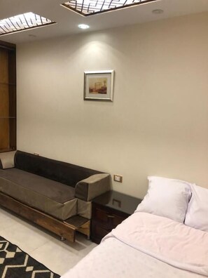 Comfort Single Room, Balcony, Garden View | Interior
