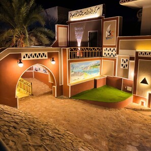 المنطقة المحيطة بالمنشأة