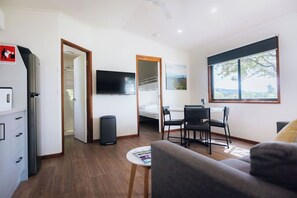 Deluxe Cabin, Private Bathroom, Valley View | Interior - Valley View Caravan Park (Whitfield)