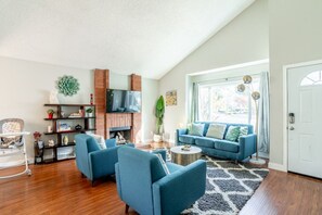 Living area - Spacious modern 4B2B house-W/D-Parking-foosball (Fremont)