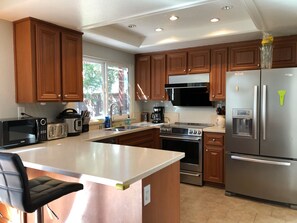 Private kitchen - Spacious modern 4B2B house-W/D-Parking-foosball (Fremont)