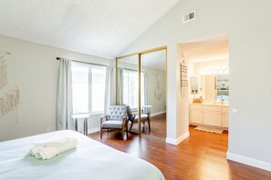 4 bedrooms, iron/ironing board, Internet, bed sheets - Spacious modern 4B2B house-W/D-Parking-foosball (Fremont)