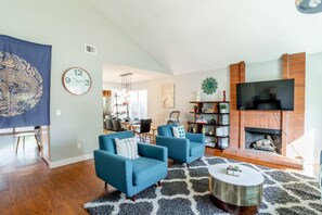 Living area - Spacious modern 4B2B house-W/D-Parking-foosball (Fremont)