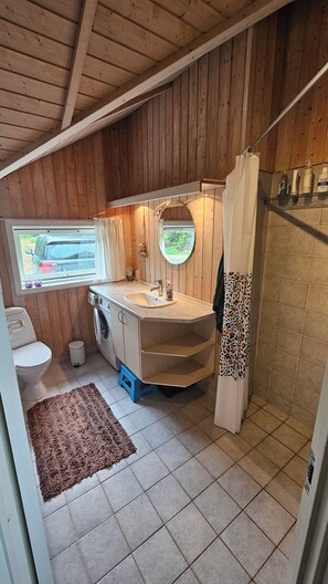 Shower, hair dryer - Holiday home with sea view and beach nearby (Ebeltoft)