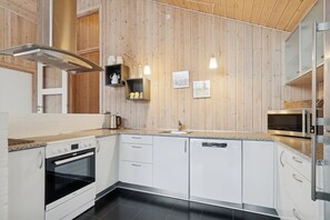 Fridge, microwave, oven, stovetop - Holiday home with spa and sauna close to nature (Knebel)