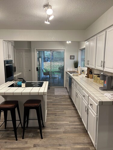 3-bedroom farmhouse in fantastic Horseshoe Bend with AC