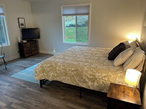 3 bedrooms, iron/ironing board, internet, bed sheets