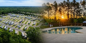 Un terrain de camping avec des emplacements pour camping-cars et une piscine.