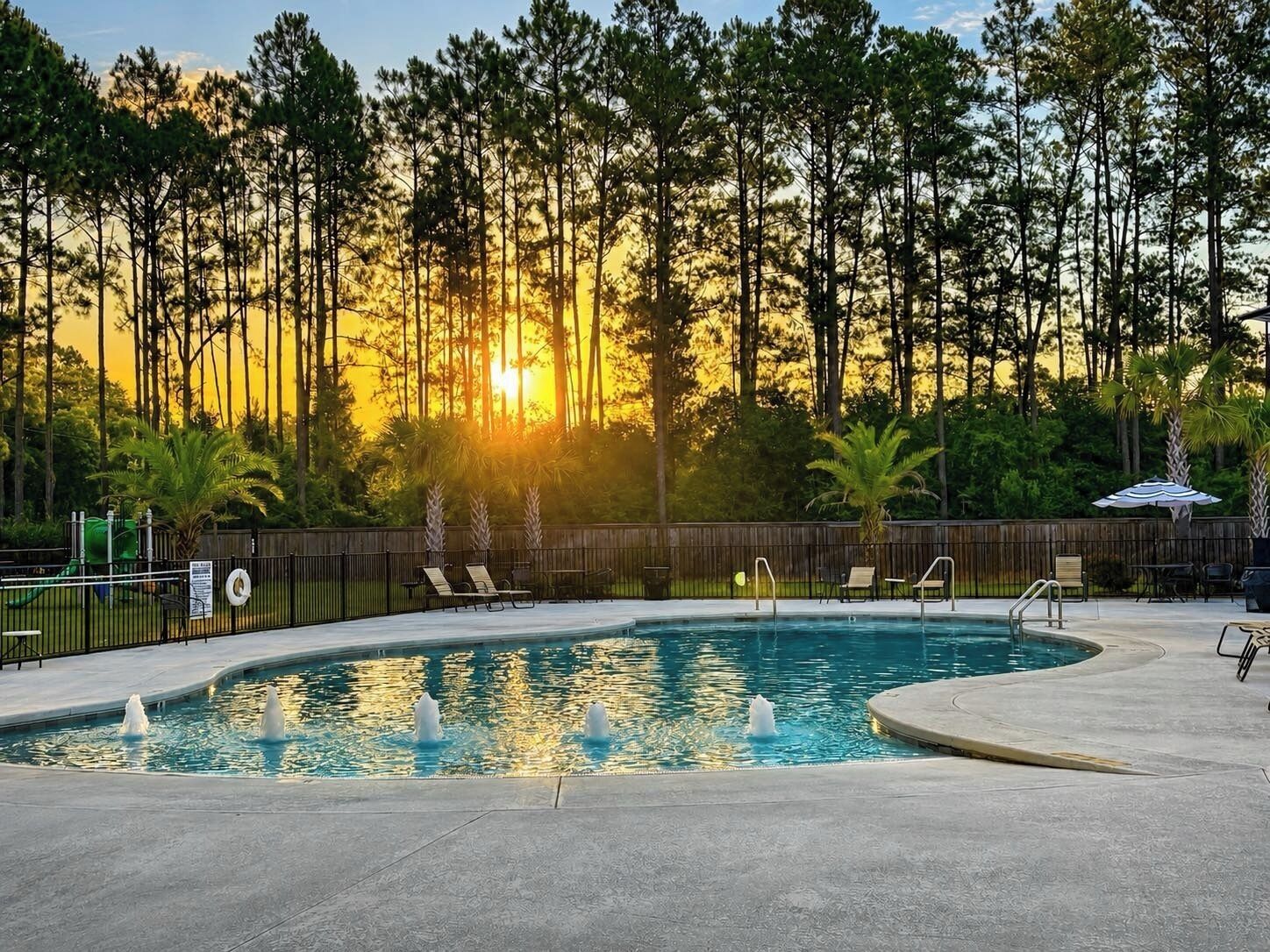 Una piscina al aire libre