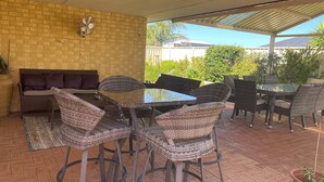 Outdoor dining - Why have a room when for the same price you can have a whole gorgeous house! (Lakelands)