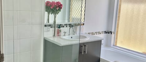 シャワー、ヘアドライヤー、タオル、石鹸
