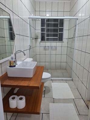 Een douche, een haardroger, handdoeken, toiletpapier
