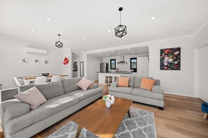 Smart TV - Modern Martinborough Escape | Pool & Tennis | Walk to Town (Martinborough)