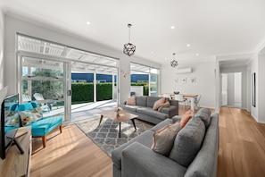 Smart TV - Modern Martinborough Escape | Pool & Tennis | Walk to Town (Martinborough)
