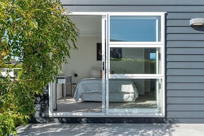 3 bedrooms, iron/ironing board, WiFi, bed sheets - Modern Martinborough Escape | Pool & Tennis | Walk to Town (Martinborough)