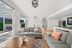 Smart TV - Modern Martinborough Escape | Pool & Tennis | Walk to Town (Martinborough)