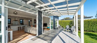 Modern Martinborough Escape | Pool & Tennis | Walk to Town