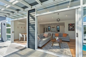 Smart TV - Modern Martinborough Escape | Pool & Tennis | Walk to Town (Martinborough)