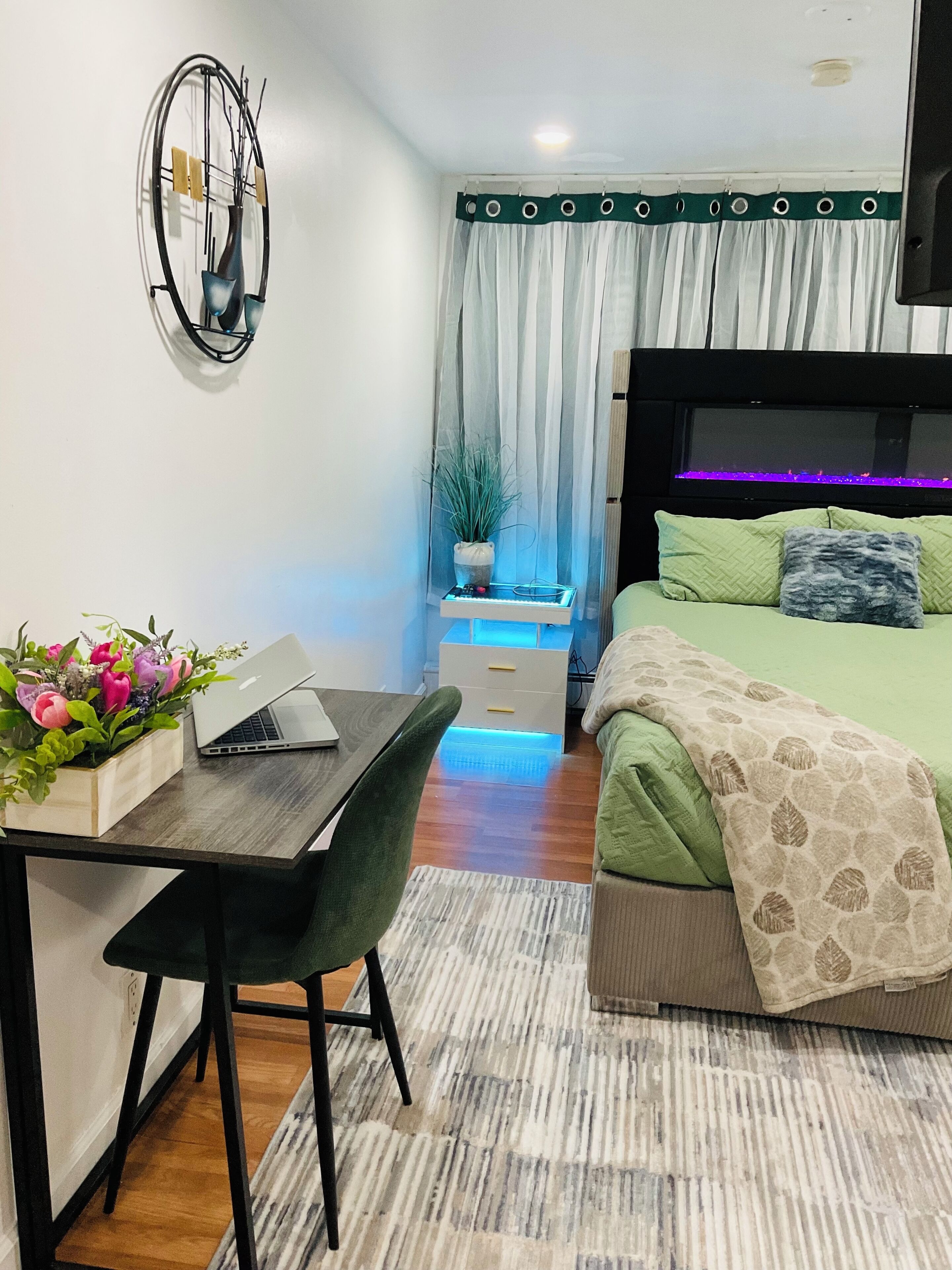 Iron/ironing board, WiFi, bed sheets