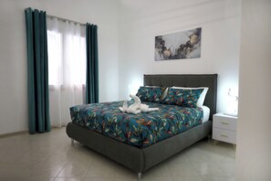 1 غرفة نوم وخزنة داخل الغرفة ومكو اة/لوح كي وسرير سفر