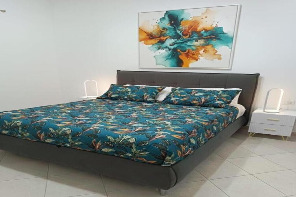 Värdeförvaringsskåp på rummet, strykjärn/strykbräda och resesäng