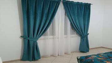 Värdeförvaringsskåp på rummet, strykjärn/strykbräda och resesäng