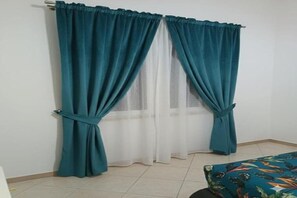 Värdeförvaringsskåp på rummet, strykjärn/strykbräda och resesäng