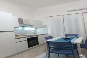 Kylskåp, mikrovågsugn, ugn och spishäll