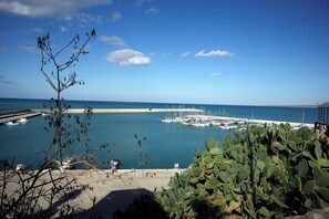Marina - The arch on the sea! vacation home a few meters from the sea, with private garage. (Balestrate)