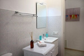 Doccia, asciugacapelli, asciugamani, sapone