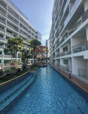 Outdoor pool - Cozy 1-bedroom condo in awesome เมืองพัทยา with AC and fitness room (เมืองพัทยา)