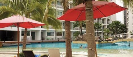 Una piscina al aire libre