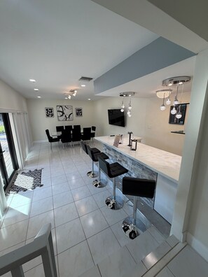 Dining - Beautiful Luxury Waterfront Heated Pool Home in Fort Lauderdale (Fort Lauderdale)