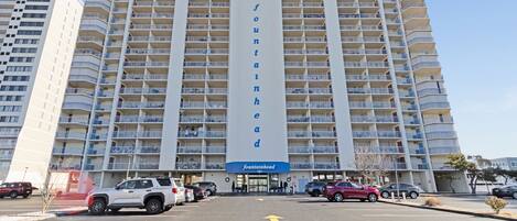 Un hotel de varios pisos con un llamativo letrero vertical que dice "fountainhead".