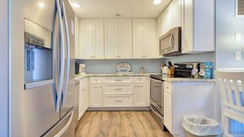 Frigorifero, microonde, forno, piano cottura