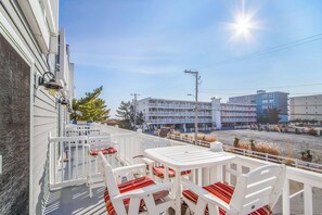 Outdoor dining - Cinnamon Teal 4 (Ocean City)