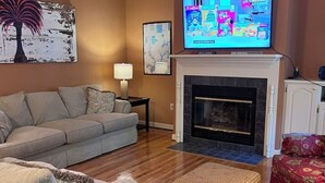 Living area - Tigers Den - Charming 4bd Lake Hartwell Lakefront house 11 miles to Clemson (Seneca)