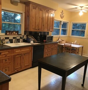 Kylskåp, mikrovågsugn, ugn och spishäll