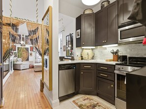 Fridge, microwave, oven, stovetop - Dupont Circle Studio Near METRO-rail, Pet-Friendly (Washington)